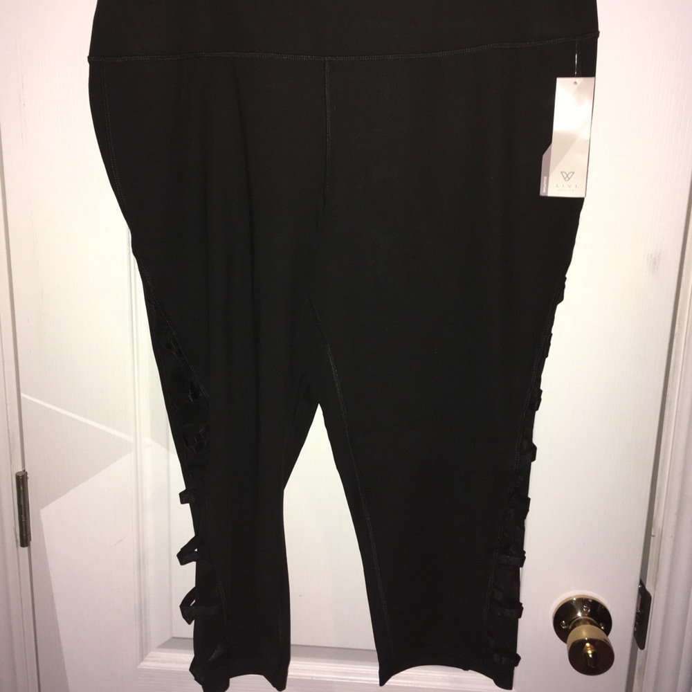 NWT Livi active sculpting Capri leggings size22/24